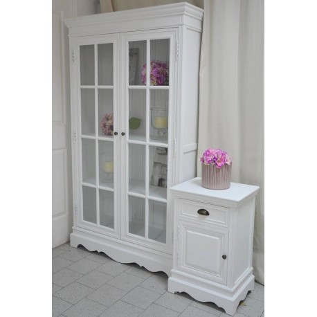 Biała szafka prowansalska z kolekcji Latina nadaje się nie tylko jako idealny mebel w salonie, ale też do sypialni!