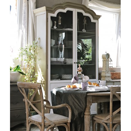 Drewniana szafa ze szkłem to idealne miejsce na Twoje książki i cenne pamiątki.