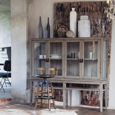 Witryna ze szklanymi drzwiami doskonale wyeksponuje Twoje najcenniejsze skarby. Ustaw ją w salonie!