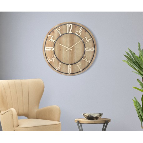 Pomysłowy zegar ścienny z drewna, który zamiast cyfr ma napisy w kolorze złotym.
