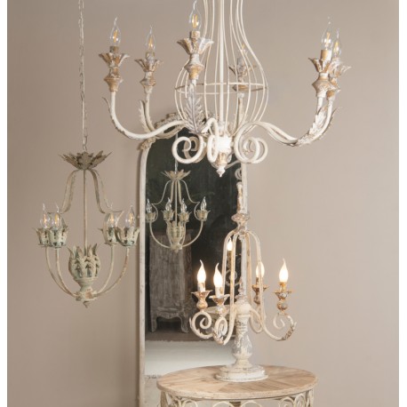 Metalowe żyrandole w stylu prowansalskim malowane na ciepły, kremowy kolor to prawdziwa dekoracja wnętrza.