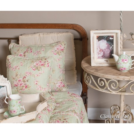 Metalowy stolik z brązowym blatem to pomysłowy mebel do aranżacji tarasu lub sypialni.