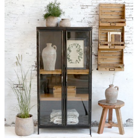 Przeszklony regał industrialny wykonano z metalu. wewnątrz znajdziesz miejsce na wiele przedmiotów.