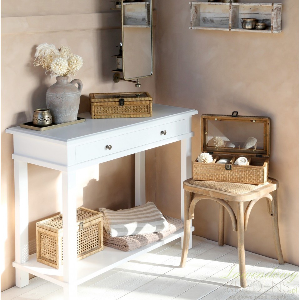 Biała konsola prowansalska o regularnych kształtach to jeden z niezbędnych mebli do przedpokoju.