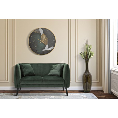 Ciemnozielona sofa w stylu skandynawskim ma fenomenalny kształt. Doskonała do przytulnego salonu!