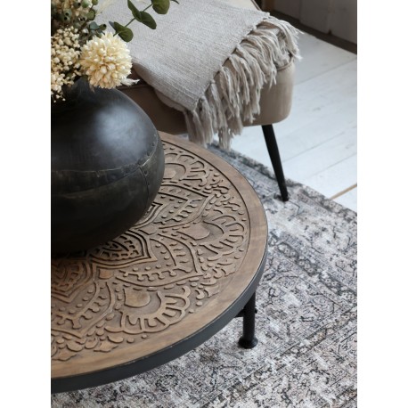 Okrągły stolik kawowy z przepięknym, rzeźbionym blatem jest bezsprzecznie najlepszą dekoracją prowansalskiego salonu.