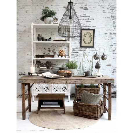 Duży regał z ażurowymi drzwiczkami i półkami to zaskakująco efektowny mebel, idealny w roli biblioteczki oraz jako miejsce na rodzinne pamiątki.