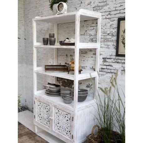 Biały regał z ażurowymi drzwiami to idealny mebel do prowansalskiej kuchni - propozycja od marki Chic Antique.