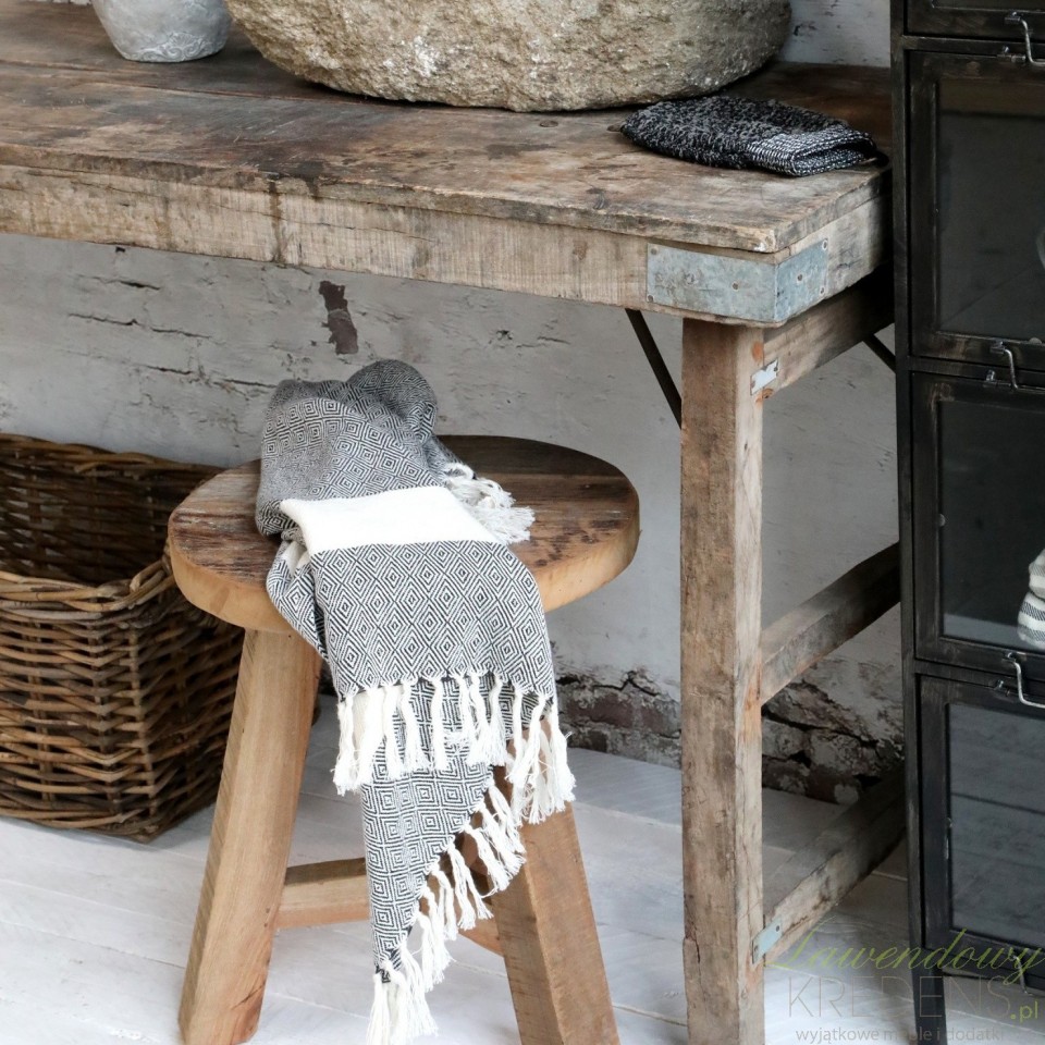 Okrągły stołek w stylu prowansalskim wygląda jak podstawowy mebel z babcinej kuchni.