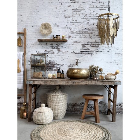 Lampa z metalowymi liśćmi to jeden z elementów oświetlenia idealny do wnetrz urządzonych na styl skandynawski i boho.