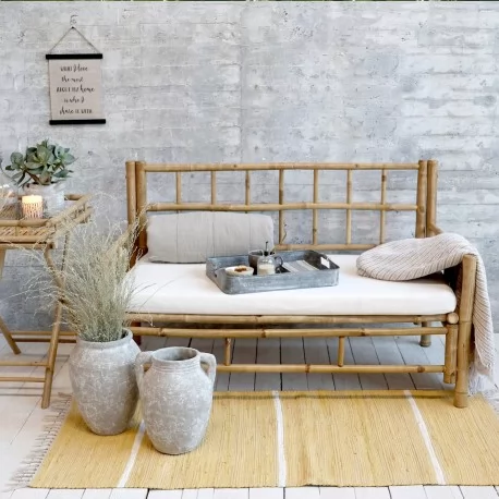 Prepiękna, minimalistyczna sofa bambusowa to mebel, przy którym spędzanie wolnego czasu to prawdziwa frajda.