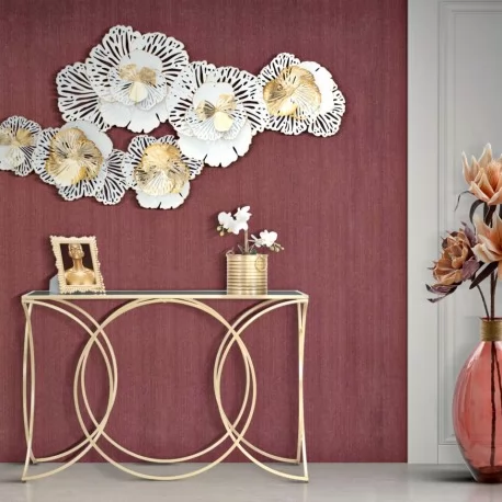 Złota konsola z kołami wpisanymi w podstawę sprawia wrażenie niezwykle luksusowego mebla.
