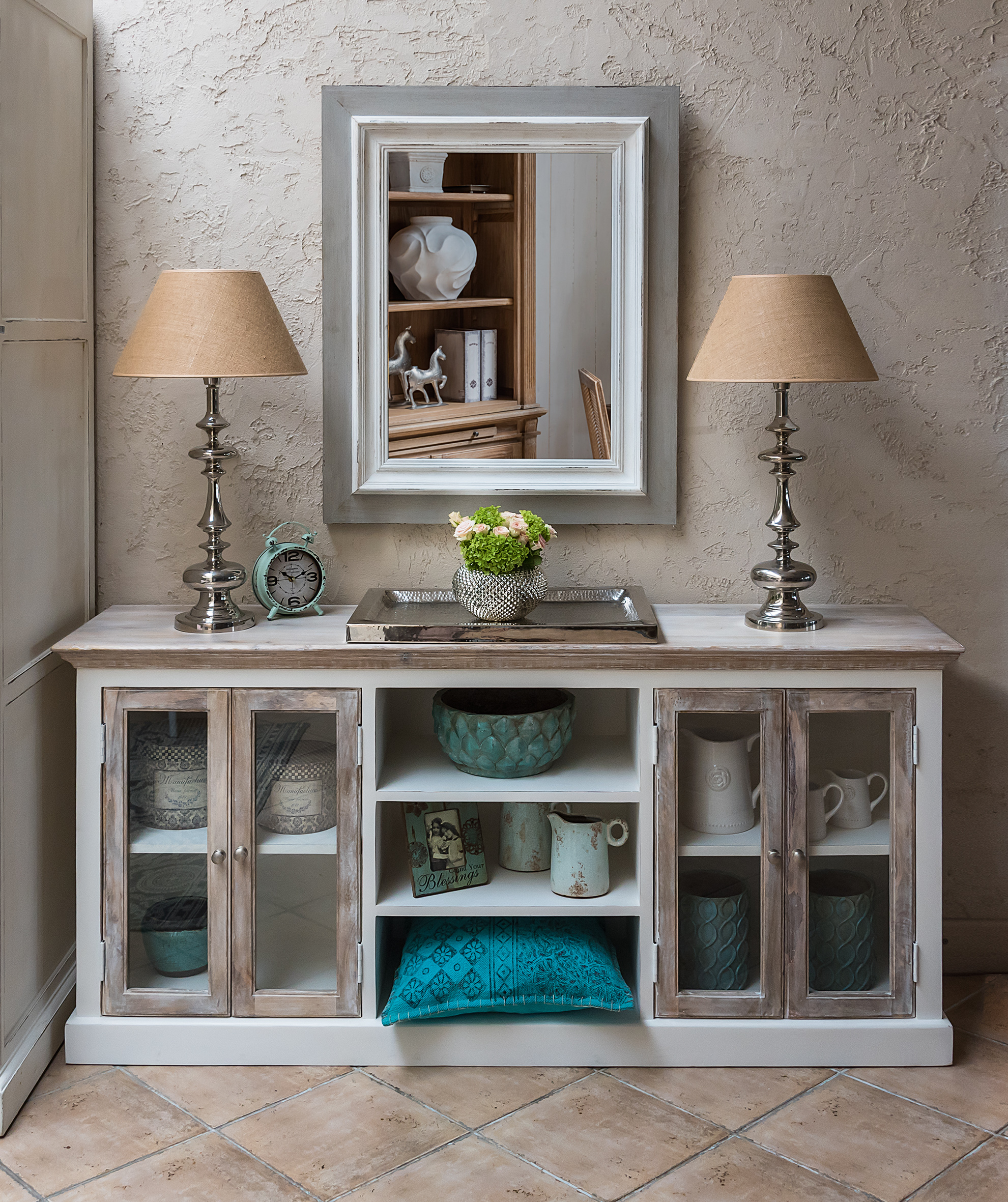 Biało-brązowe meble Belldeco z kolekcji Bristol White łączą styl hamptons z prowansalskim.