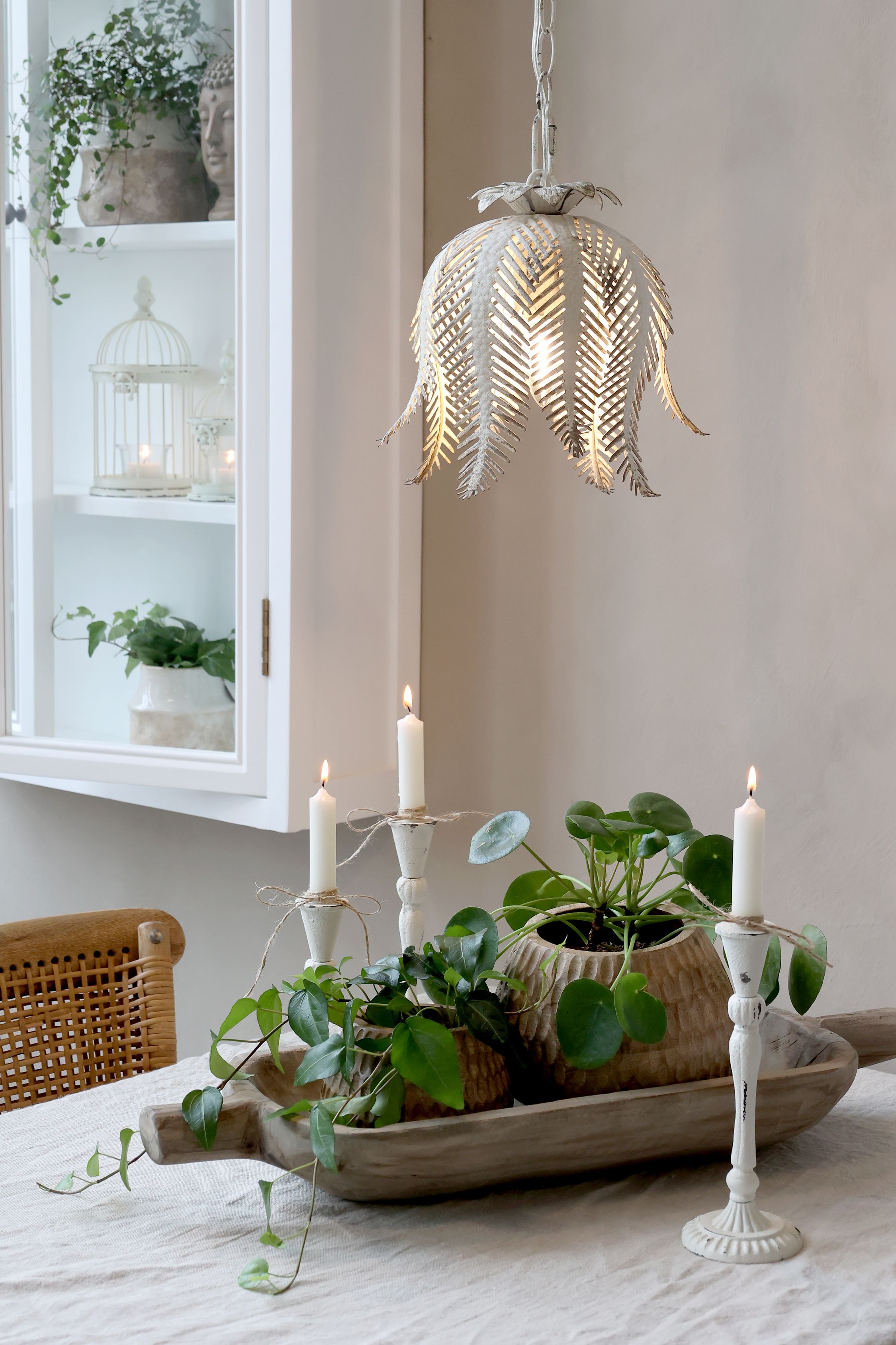 Jasna lampa w stylu prowansalskim pięknie i delikatnie oświetli ciemne wnętrze. Metalowe ramiona imitujące liście wykonane są z metalu.