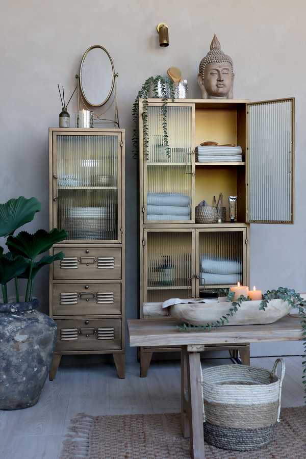 Meble vintage do kuchni i jadalni o matowym, surowym wykończeniu pochodzące spod ręki duńskiego producenta.