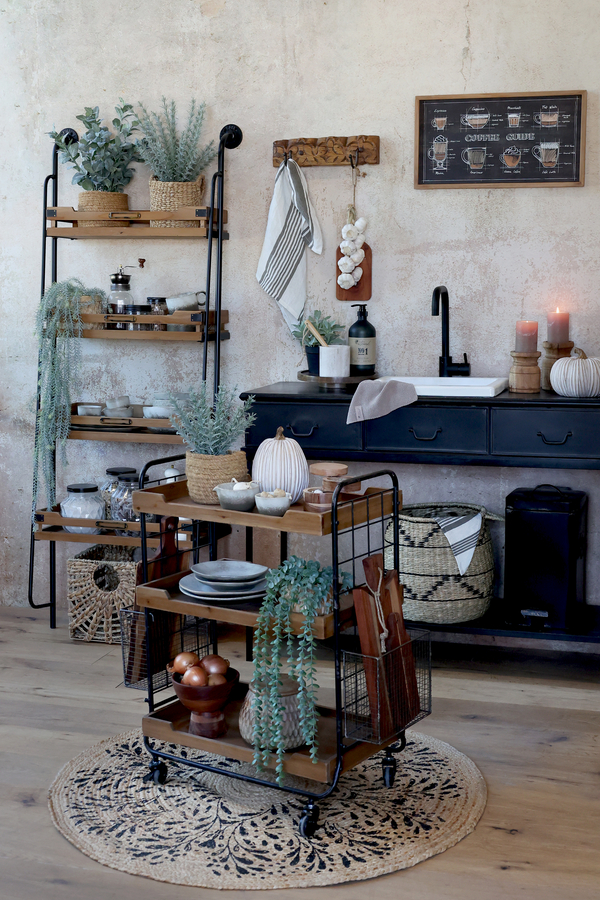 Meble vintage marki Chic Antique wykonane z metalu o matowym finiszu i surowo wykończonego drewna.